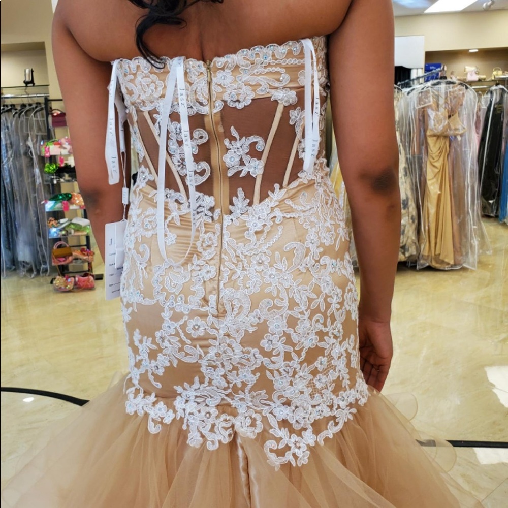 Bridal or Prom gown Unaltered - Picture 3 of 16